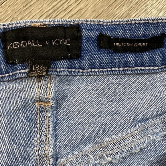 Kendall + Kylie “the Icon Short” Light Wash Frayed Hem Distressed Denim Shorts - Picture 4 of 6